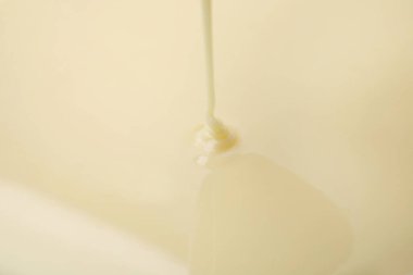 Yoğunlaştırılmış sütün yakın görüntüsü. Süt ürünü