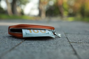 Açık havada, kahverengi deri çanta, yakın plan. Kayıp eşya bürosu