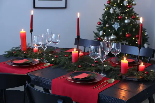 Elegante Weihnachtliche Tischdekoration Mit Geschirr Und Brennenden Kerzen Festlich Geschmücktem — Stockfoto