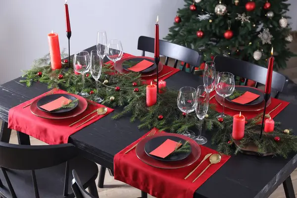 Elegante Weihnachtliche Tischdekoration Mit Geschirr Und Brennenden Kerzen Festlich Geschmücktem — Stockfoto