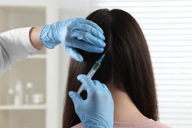 Trikoloğum klinikteki hastaya iğne yapıyor.