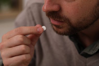 İnsanoğlunun antidepresan aldığı yakın çekim görüntüsü