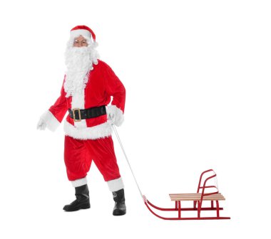 Beyaz arka planda kızaklı Noel Baba kostümü giymiş bir adam.