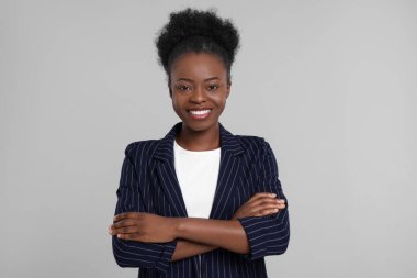 Açık gri arka planda güzel bir genç kadının portresi