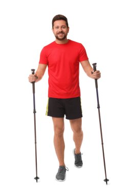 İskandinav usulü yürüme pratiği yapan bir adam.