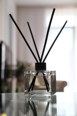 Aromatik kamış oda spreyi masa içinde.