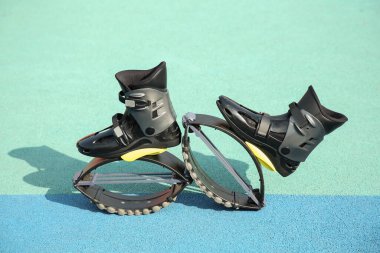 Renkli arka planda şık kangoo zıplama botları