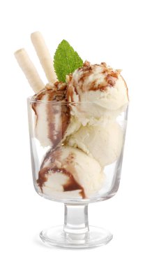 Karamel soslu, fındıklı ve ekmekli vanilyalı tatlı kasesi.