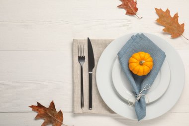 Beyaz ahşap arka planda, düz bir sonbahar masası. Metin için boşluk