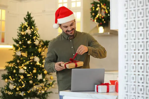 Празднование Рождества Онлайн Обменом Почтовыми Подарками Счастливый Человек Шляпе Санты — стоковое фото