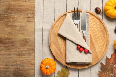 Sonbahar sofrası, balkabakları ve kuru yapraklar, düzlük. Metin için boşluk