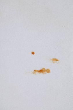 Beyaz kumaş üzerindeki sos lekeleri, üst manzara.