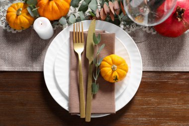 Sonbahar masa düzenleme, balkabakları ve okaliptüs dalları, düz uzanma