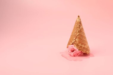 Pembe arka planda erimiş dondurma. Metin için boşluk