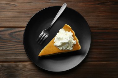 Krem şantili ve çatallı lezzetli balkabağı turtası.