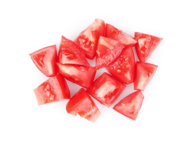 Kırmızı olgun domates parçaları beyaza izole edilmiş.