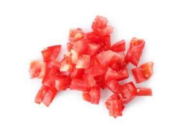 Kırmızı olgun domates parçaları beyaza izole edilmiş.