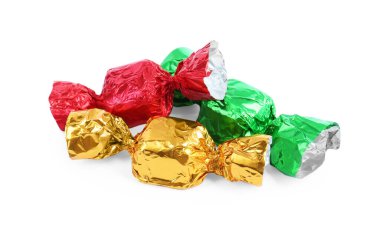 Beyaz üzerine izole edilmiş renkli ambalajlar içinde lezzetli şekerler.