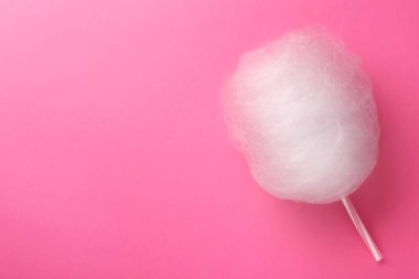 Pembe arka planda güzel bir pamuk helva. Metin için boşluk