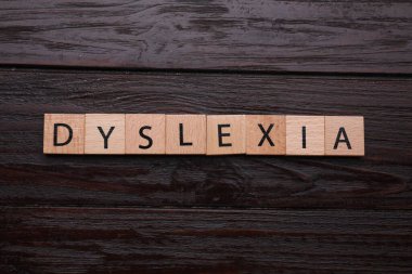 Tahta arka planda kelime disleksisi olan küpleri düz yatıyordu.