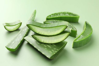 Yeşil arkaplanda taze aloe vera parçaları