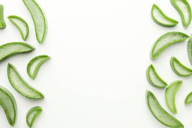 Beyaz arka planda taze aloe vera dilimleri, düz. Metin için boşluk