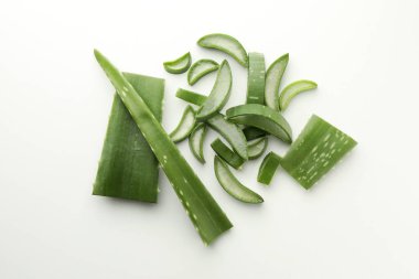 Beyaz zemin üzerinde taze aloe vera parçaları, düz yatıyordu