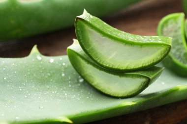 Taze aloe vera parçaları masada, yakın plan.