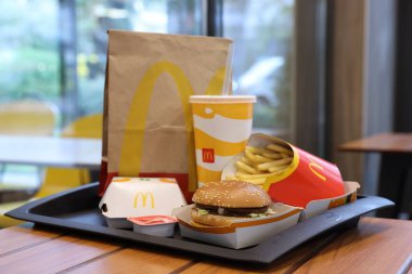 Lviv, Ukrayna - 9 Ekim 2023: Restorandaki ahşap masada McDonald 's menüsü
