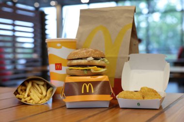 Lviv, Ukrayna - 9 Ekim 2023: Restorandaki ahşap masada McDonald 's menüsü