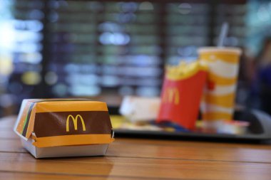 Lviv, Ukrayna - 9 Ekim 2023: Lezzetli McDonald 's burgeri restorandaki ahşap masada