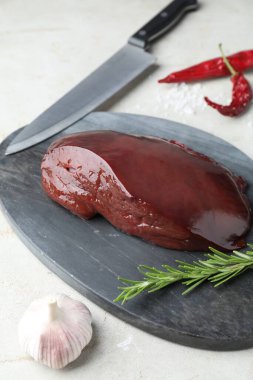 Işık masasında biberiyeli çiğ sığır ciğeri, yakın plan.