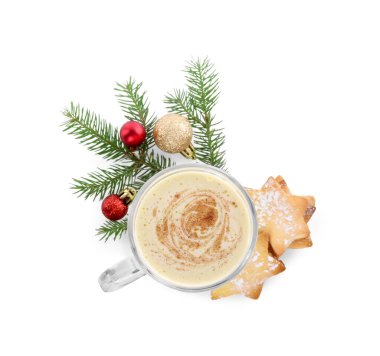 Tarçınlı, kurabiyeli ve Noel dekorlu nefis bir eggnog.