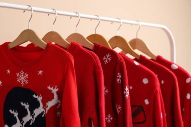 Bej arka planda farklı Noel kazaklarıyla dizilin, yakın plan