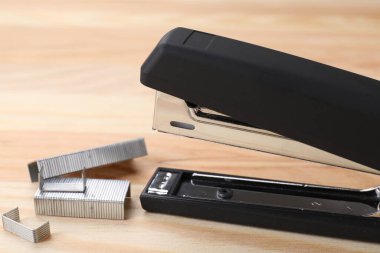 Zımbalı siyah zımba, ahşap masa, yakın plan.