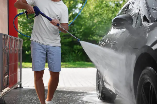 Muž Mytí Auto Vysokým Tlakem Vody Jet Venkovní Mytí Aut — Stock fotografie