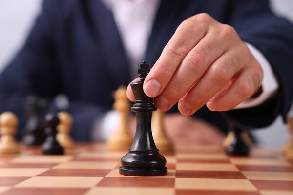Hombre Con Rey Pieza Juego Ajedrez Tablero Ajedrez Primer Plano — Foto de Stock
