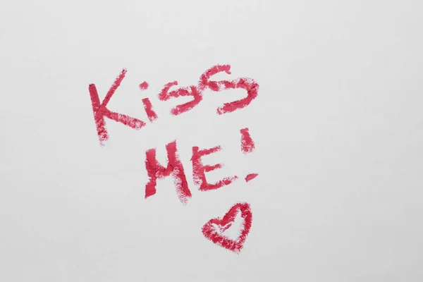 Frase Beije Coração Vermelho Feito Batom Fundo Branco — Fotografia de Stock