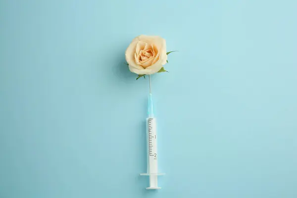 Медичний Шприц Красива Троянда Світло Блакитному Тлі Вид Зверху — стокове фото