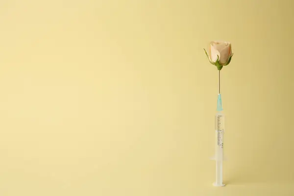 Ιατρική Σύριγγα Και Τριαντάφυλλο Λουλούδι Ανοιχτό Κίτρινο Φόντο Χώρος Για — Φωτογραφία Αρχείου
