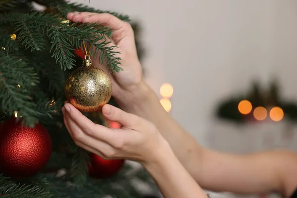 Γυναίκα Διακόσμηση Χριστουγεννιάτικο Δέντρο Στο Σπίτι Closeup — Φωτογραφία Αρχείου