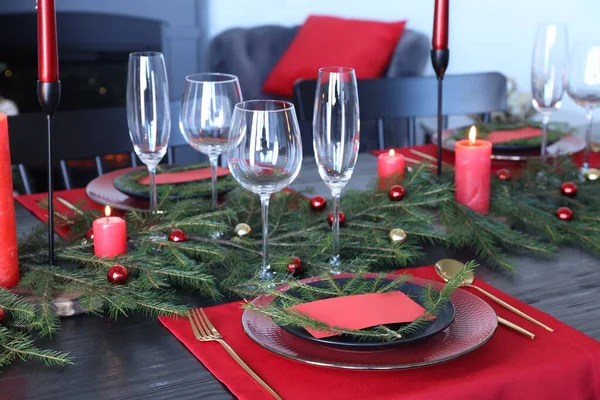 Elegante Weihnachtliche Tischdekoration Mit Leerer Tischkarte Und Festlichem Dekor — Stockfoto