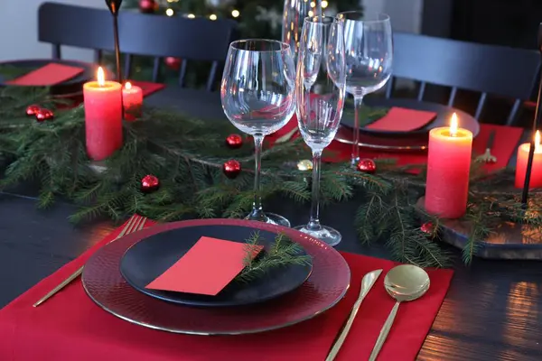 Elegante Weihnachtliche Tischdekoration Mit Leeren Tischkarten Und Festlichem Dekor — Stockfoto