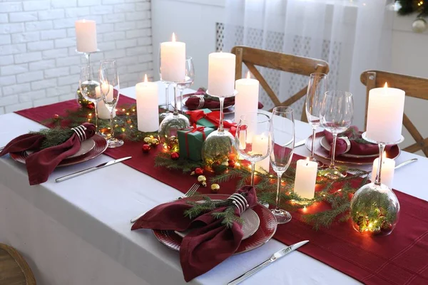 Weihnachtstisch Mit Brennenden Kerzen Und Festlicher Dekoration — Stockfoto