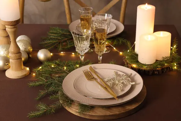 Weihnachtstisch Mit Brennenden Kerzen Und Festlicher Dekoration — Stockfoto