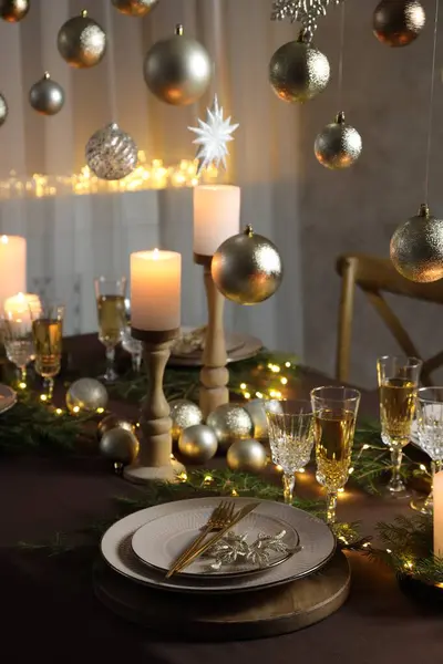 Kersttafel Met Brandende Kaarsen Feestelijk Decor — Stockfoto