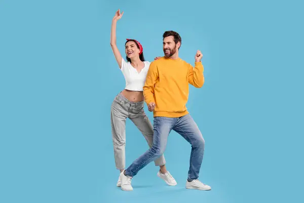 Mutlu Çift Açık Mavi Arka Planda Dans Ediyor — Stok fotoğraf