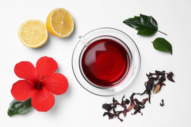 Beyaz zemin üzerinde lezzetli amberçiçeği çayı bulunan düz bir kompozisyon.