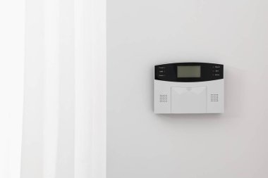 Beyaz duvardaki ev güvenlik alarmı sistemi, metin için boşluk