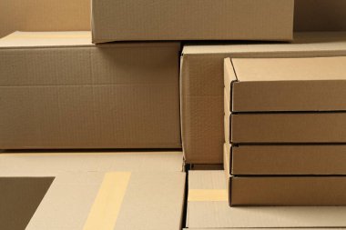 Arka plan olarak birçok karton kutu, yakın plan. Paketleme malları